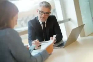 Tennessee car crash lawyer meets with client injured in a car crash in Tennessee