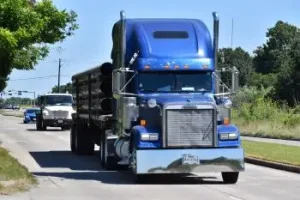 Truck leaving the scene of a truck accident in Nashville