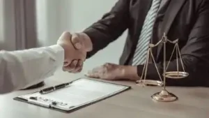 Nashville head-on collision lawyer shakes hands with client who was Involved in a head-on collision in Nashville