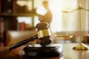 Tennessee Brain Injury Lawyer meets with client who is suffering Symptoms of Traumatic brain injuries about filing a brain injury lawsuit
