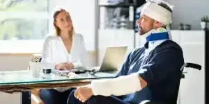 Nashville car wreck attorney meets with client at hospital after he was injured in a car wreck in Nashville