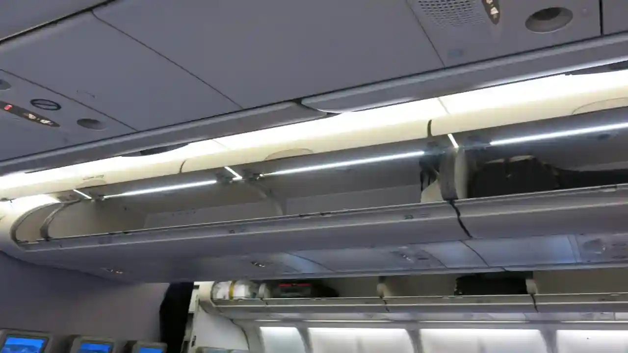 inside of emplty plane cabin before take off used in Aircraft Toxic Fume Exposure