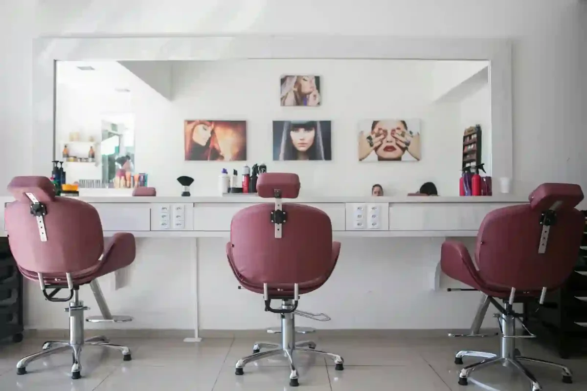 Salon workstation with color bowls and brushes used in Nashville Hair Dye Lawsuit Lawyer